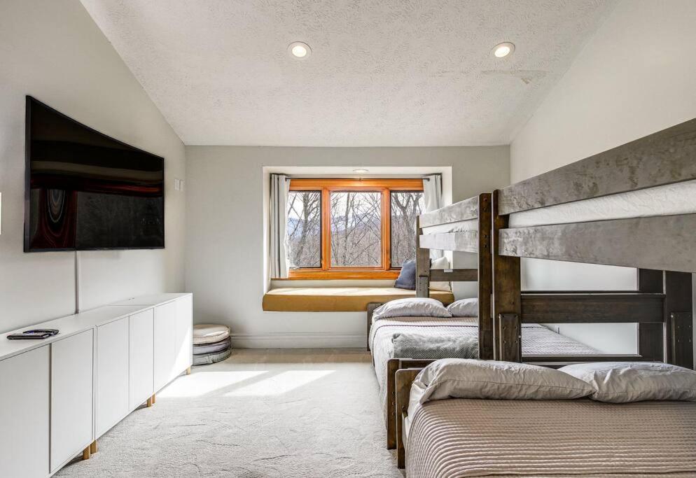 Lux Retro Getaway W/ Ober & Smoky Mtn Views! Villa Gatlinburg Buitenkant foto