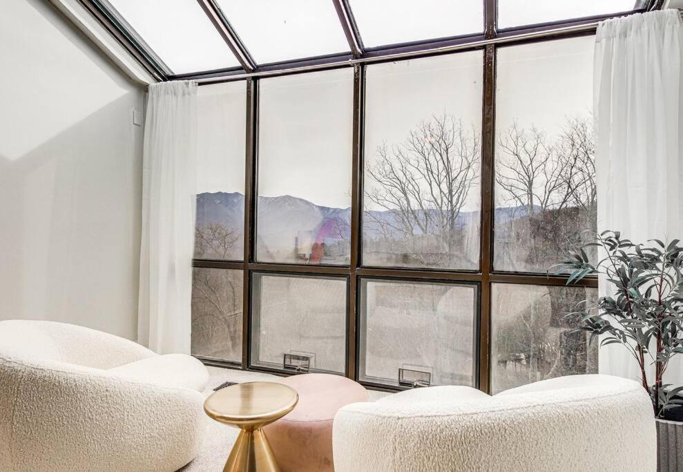 Lux Retro Getaway W/ Ober & Smoky Mtn Views! Villa Gatlinburg Buitenkant foto