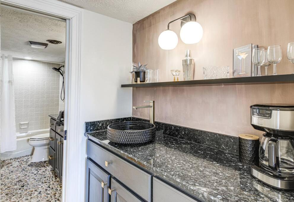 Lux Retro Getaway W/ Ober & Smoky Mtn Views! Villa Gatlinburg Buitenkant foto
