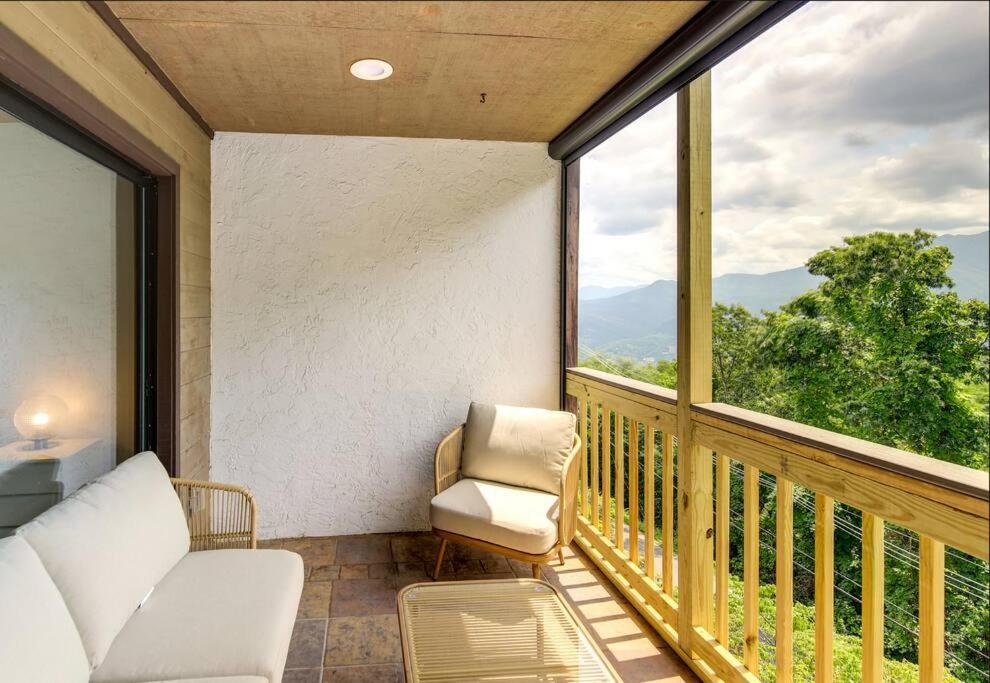 Lux Retro Getaway W/ Ober & Smoky Mtn Views! Villa Gatlinburg Buitenkant foto