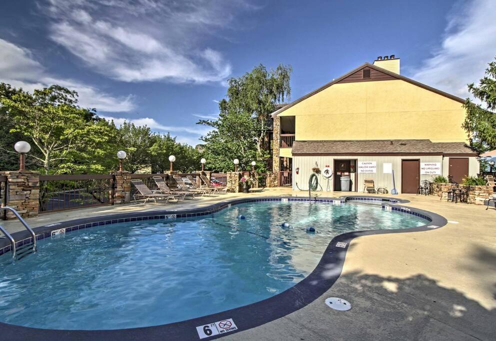Lux Retro Getaway W/ Ober & Smoky Mtn Views! Villa Gatlinburg Buitenkant foto