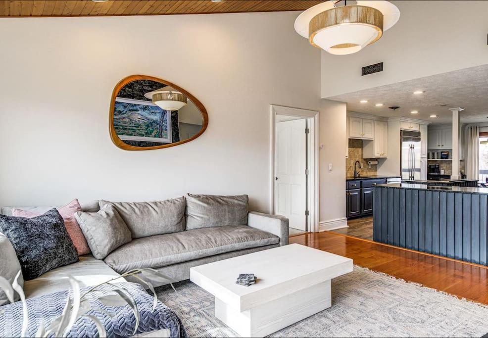 Lux Retro Getaway W/ Ober & Smoky Mtn Views! Villa Gatlinburg Buitenkant foto