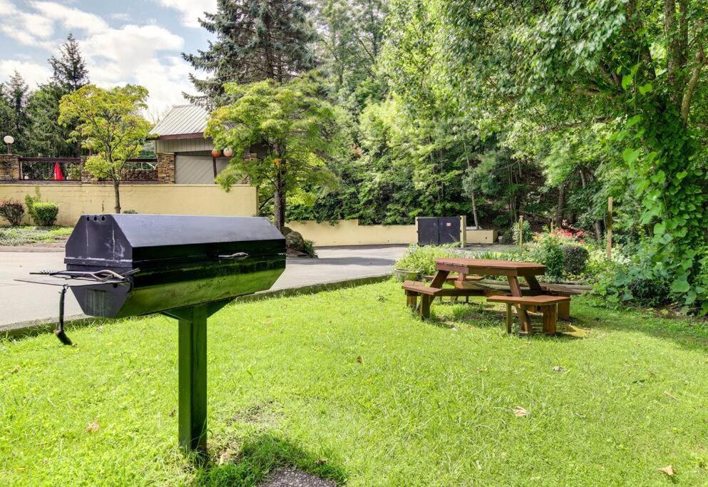 Lux Retro Getaway W/ Ober & Smoky Mtn Views! Villa Gatlinburg Buitenkant foto