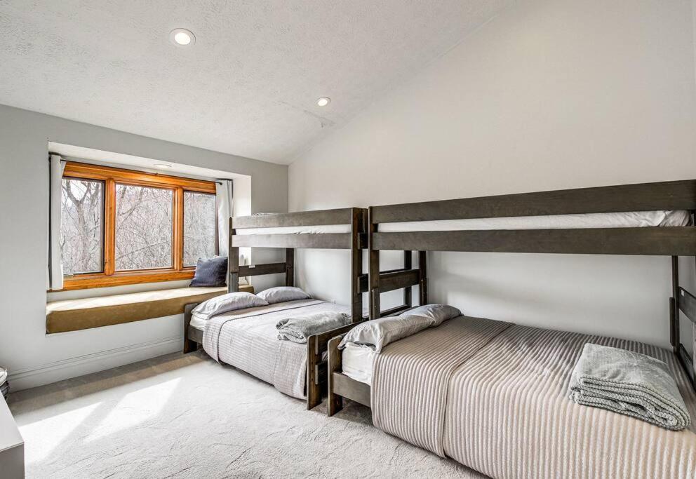 Lux Retro Getaway W/ Ober & Smoky Mtn Views! Villa Gatlinburg Buitenkant foto