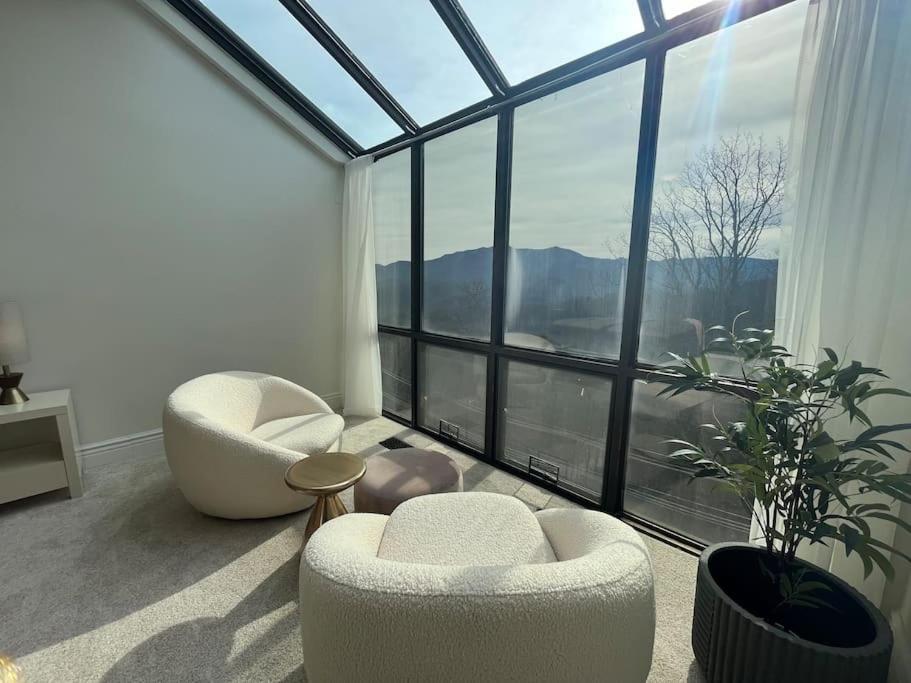 Lux Retro Getaway W/ Ober & Smoky Mtn Views! Villa Gatlinburg Buitenkant foto