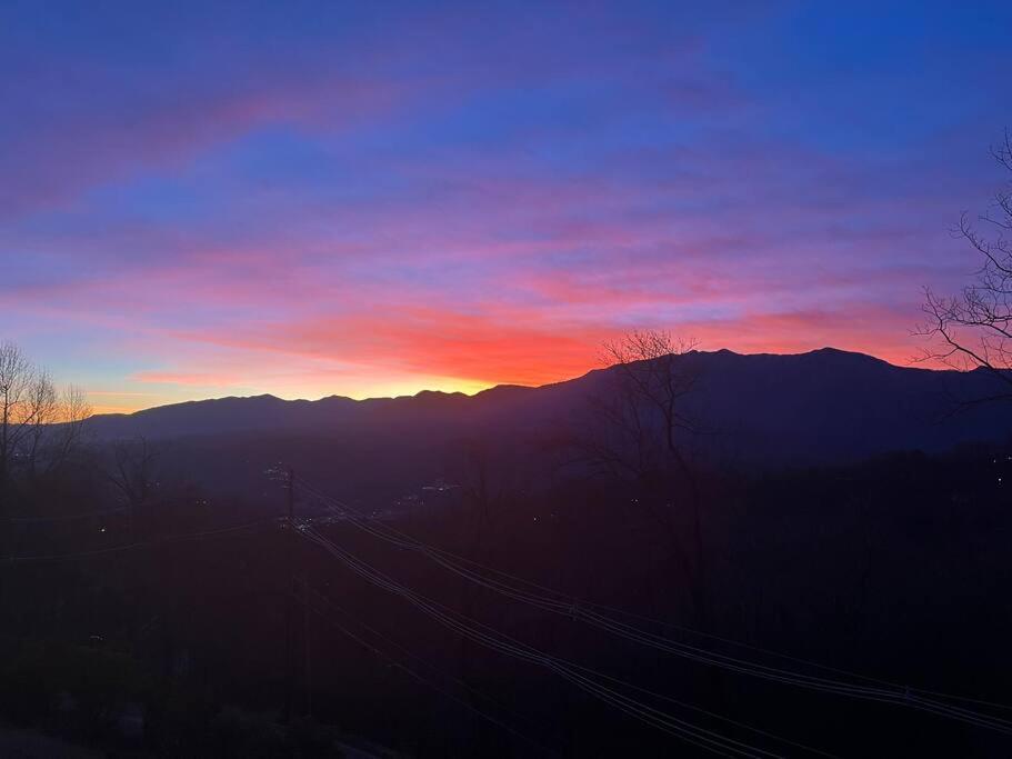 Lux Retro Getaway W/ Ober & Smoky Mtn Views! Villa Gatlinburg Buitenkant foto