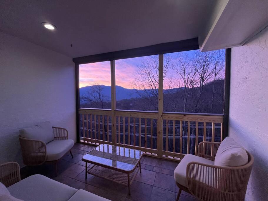 Lux Retro Getaway W/ Ober & Smoky Mtn Views! Villa Gatlinburg Buitenkant foto