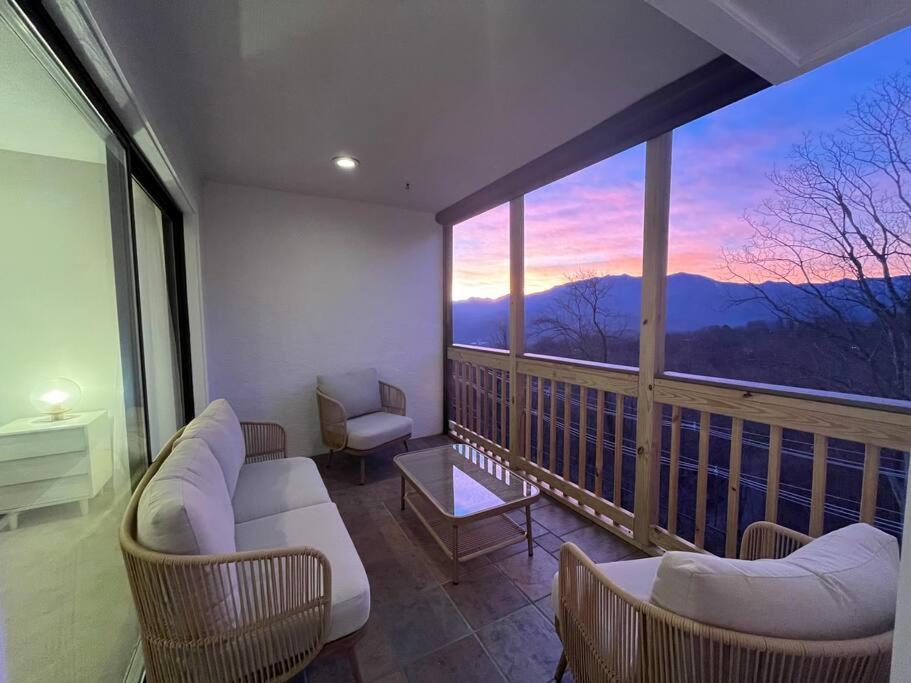 Lux Retro Getaway W/ Ober & Smoky Mtn Views! Villa Gatlinburg Buitenkant foto
