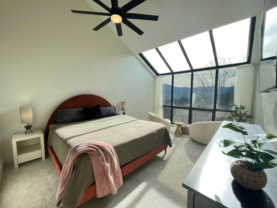 Lux Retro Getaway W/ Ober & Smoky Mtn Views! Villa Gatlinburg Buitenkant foto