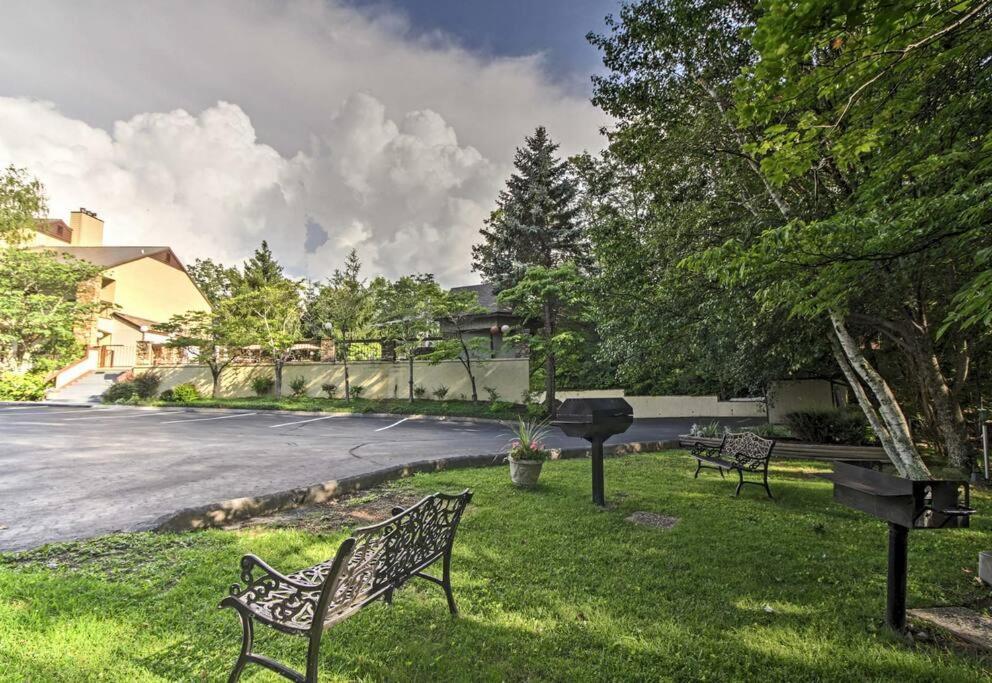 Lux Retro Getaway W/ Ober & Smoky Mtn Views! Villa Gatlinburg Buitenkant foto