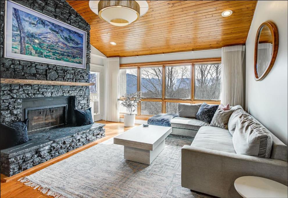 Lux Retro Getaway W/ Ober & Smoky Mtn Views! Villa Gatlinburg Buitenkant foto