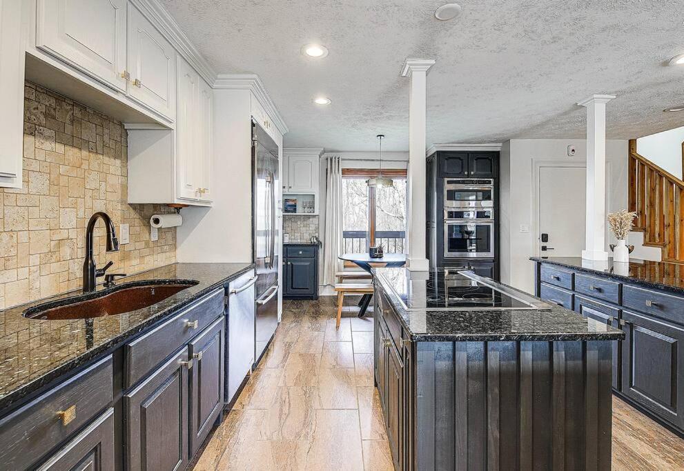 Lux Retro Getaway W/ Ober & Smoky Mtn Views! Villa Gatlinburg Buitenkant foto