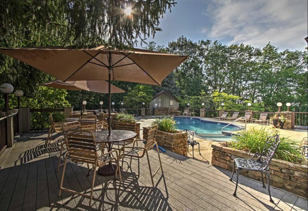 Lux Retro Getaway W/ Ober & Smoky Mtn Views! Villa Gatlinburg Buitenkant foto