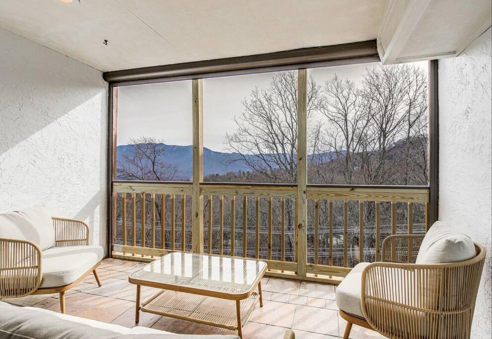 Lux Retro Getaway W/ Ober & Smoky Mtn Views! Villa Gatlinburg Buitenkant foto